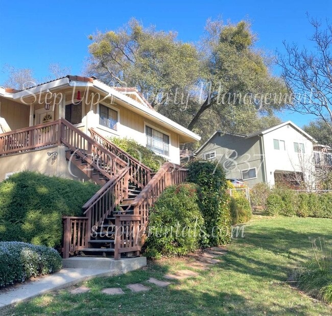 Building Photo - 2 Bedroom 2 Bath Home With Bonus Room off Racetrack!!!!