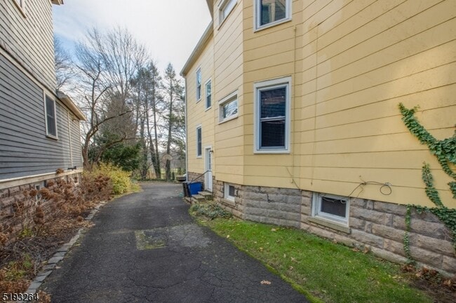 Building Photo - 36 Burnet St