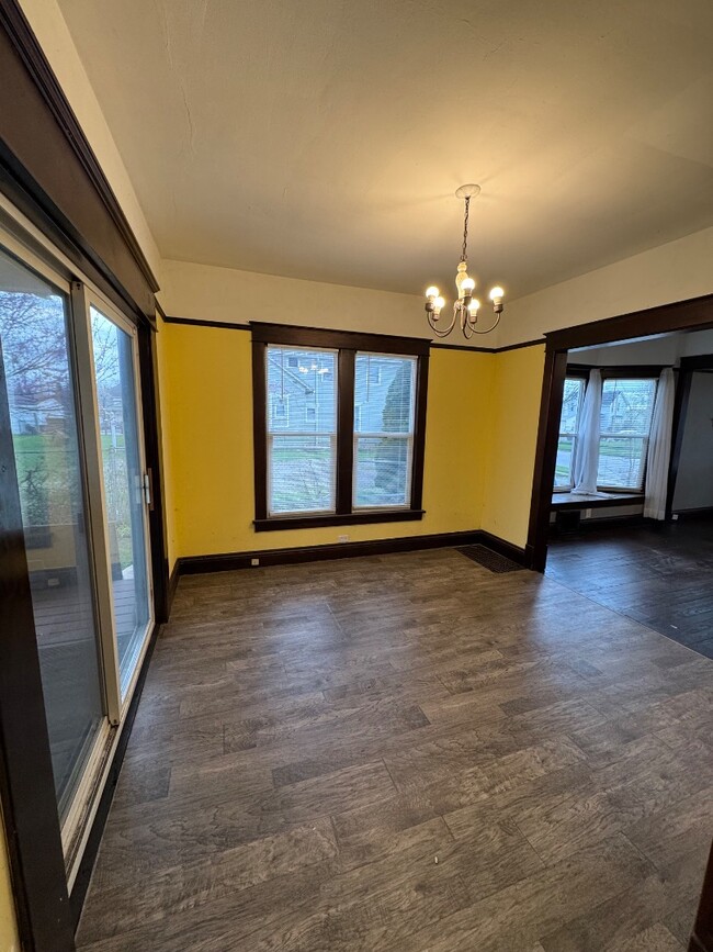 Building Photo - 536 W 4th St