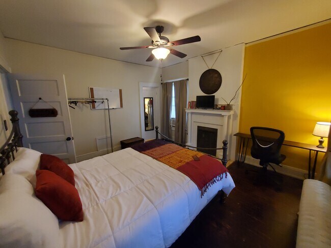 Building Photo - 2909 Montrose Ave