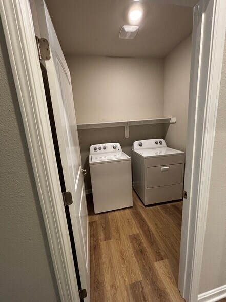 Building Photo - 5968 Pier Park Ave