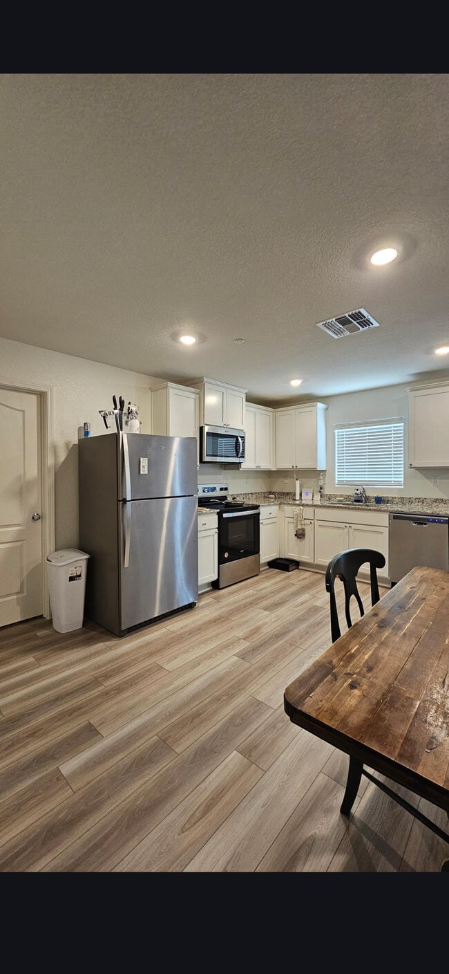 Building Photo - 2226 Mickelson Dr