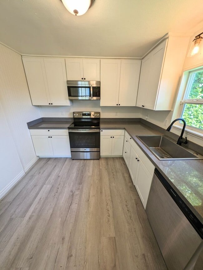 Building Photo - Updated 3 Bedroom Charmer in the Heart of ...