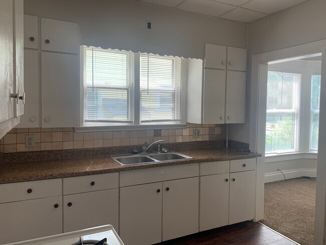 Building Photo - 615 W McClure Ave