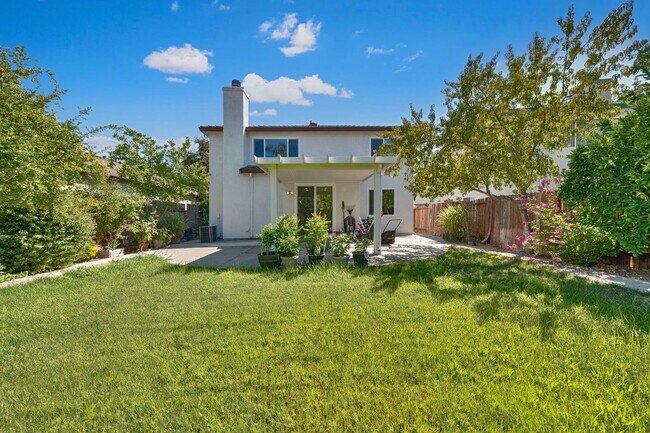 Building Photo - Spacious 4-Bedroom Home, Beautifully Maint...