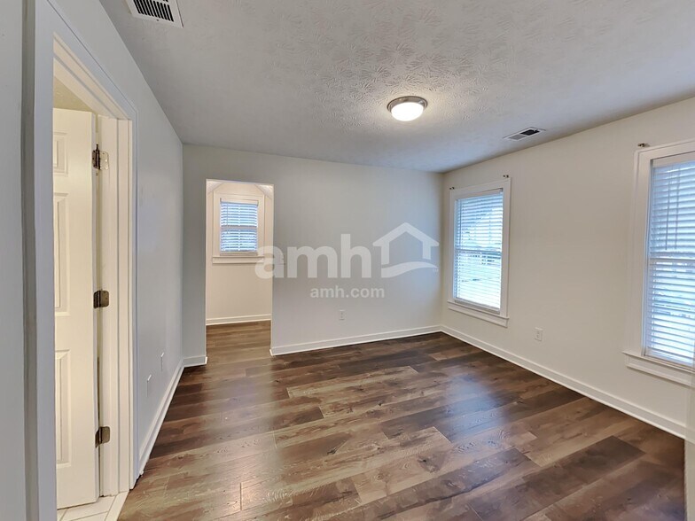 Building Photo - 3075 Kings Dr