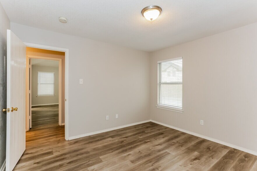 Building Photo - 526 Berryhill Dr