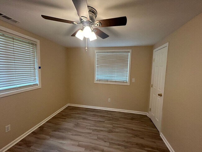 Building Photo - Welcome to this charming Ranch style home!