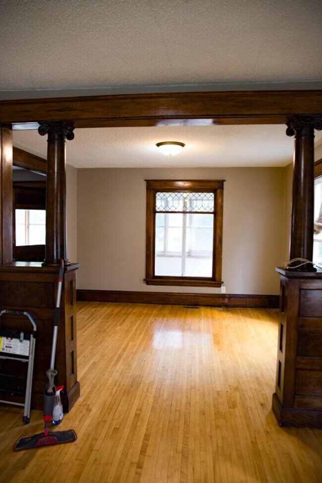 Building Photo - Beautiful 5 Bedroom Close by The U of M fo...