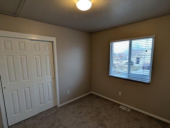 Building Photo - 5 Bedroom Home New Carpet and Paint