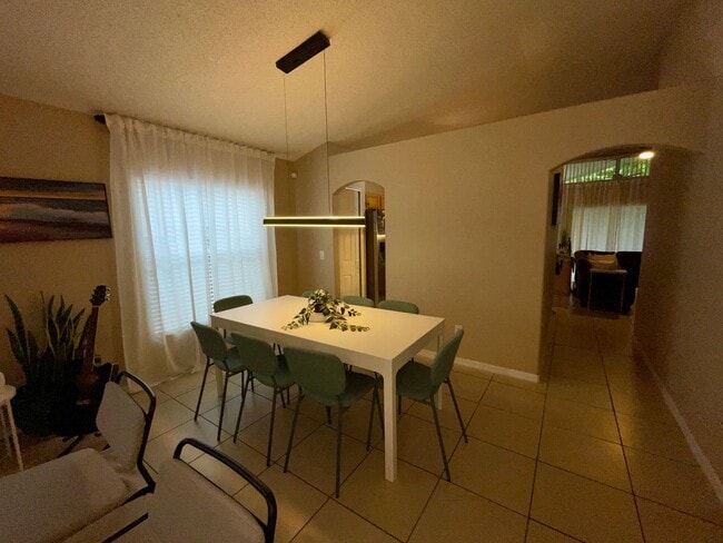 Building Photo - Modern 4-Bed, 2-Bath Solar-Powered Home Near UCF