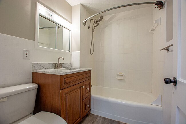 Building Photo - 3 Bedroom / 2 Bath Home with Garage off 45th and Leavenworth!