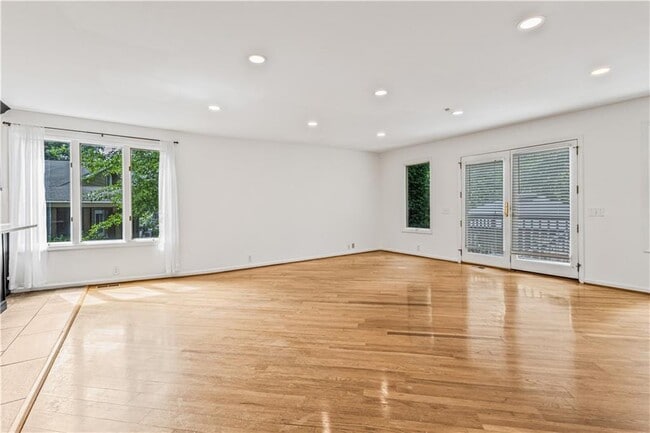 Building Photo - 1016 Muirfield Dr NE