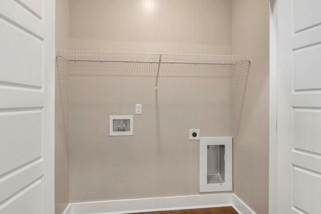 Building Photo - Modern 2 Bedroom Townhome on the Swamp Rab...