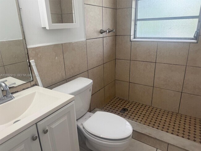 Building Photo - 611 S 24th Ave