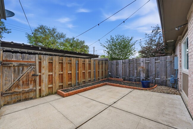 Building Photo - 2325 Triway Ln