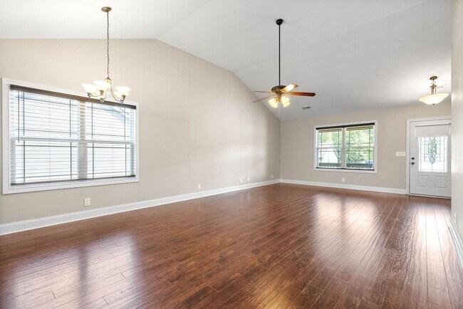 Building Photo - Pet Friendly Three Bedroom!