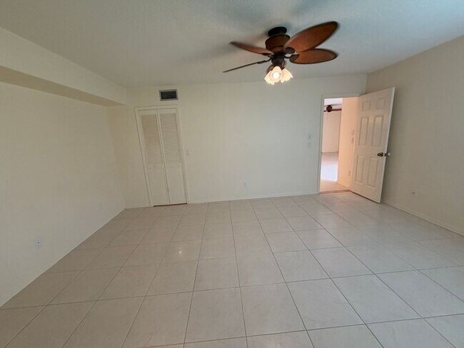Building Photo - Spacious 2 Bedroom, 2 Bathroom Condo in Gated Lake Pineloch Village!