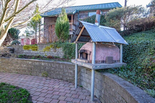 Building Photo - Gorgeous Vintage Home in Downtown Langley with Detached Guest Studio!!