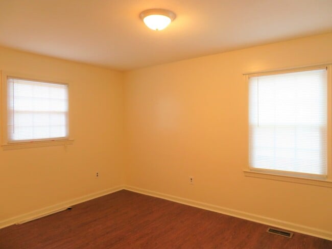 Building Photo - 3 bedroom, joined 1.5 bath ranch style home for rent