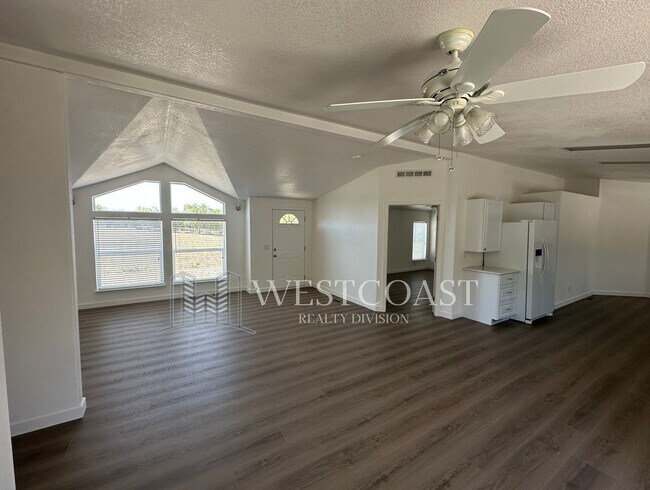 Building Photo - 41644 Valencia Way