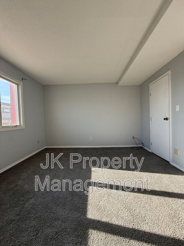 Building Photo - 2300 14th Ave S