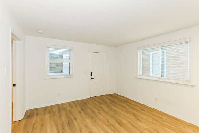 Building Photo - One Month Free ~ 1 bed/1 bath on King St.