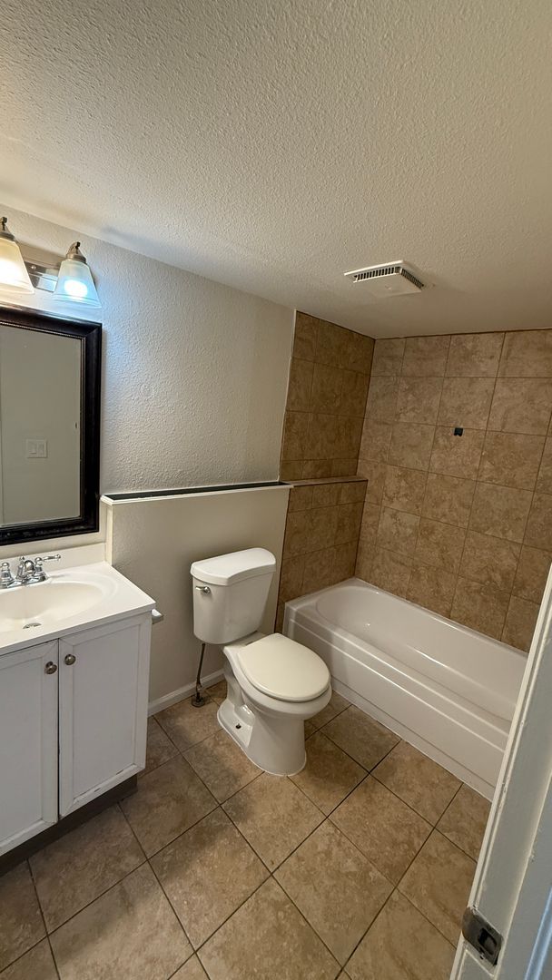 Building Photo - 2-Bedroom, 2-Bath Condo Near City Center i...