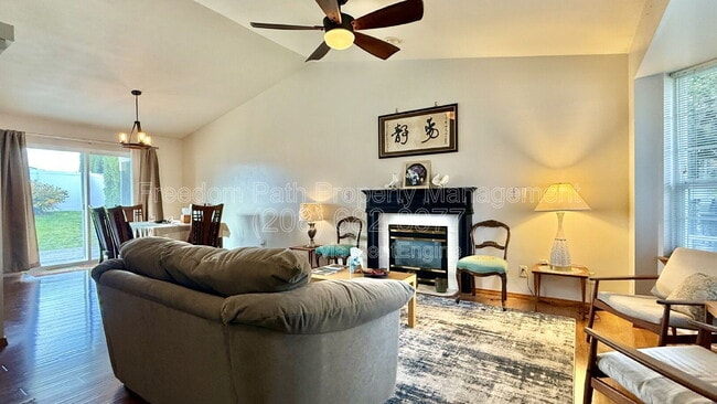 Building Photo - 1902 W Hampson Ave