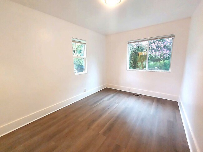 Building Photo - Spacious 4BD/3BA with Fenced Yard & Front Porch in North Seattle!