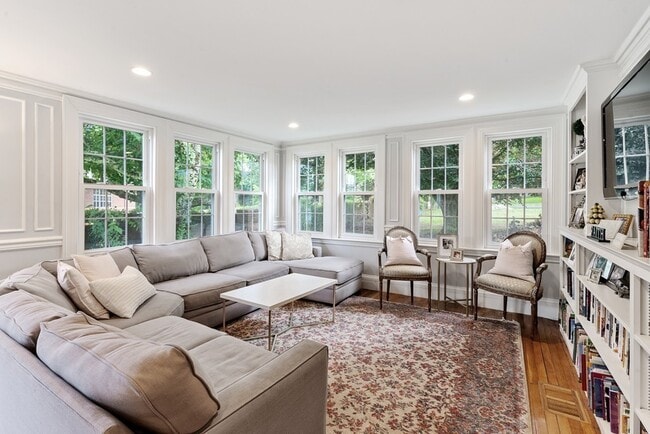 Building Photo - 205 Sohier St