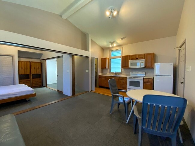 Building Photo - KAIMUKI 1 BEDROOM UNIT TUCKED AWAY IN BACK...