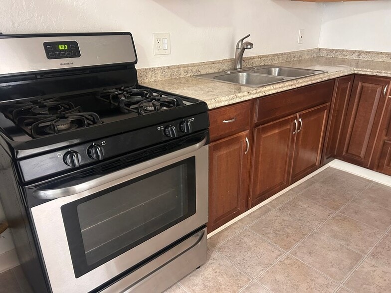 Building Photo - 2836 Jarvis St