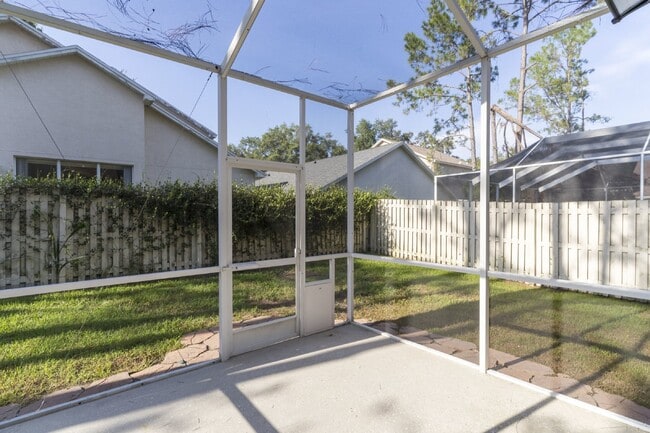 Building Photo - Beautiful 4/2 home Located on a tree lined street in the gate of country club community of the Hu...