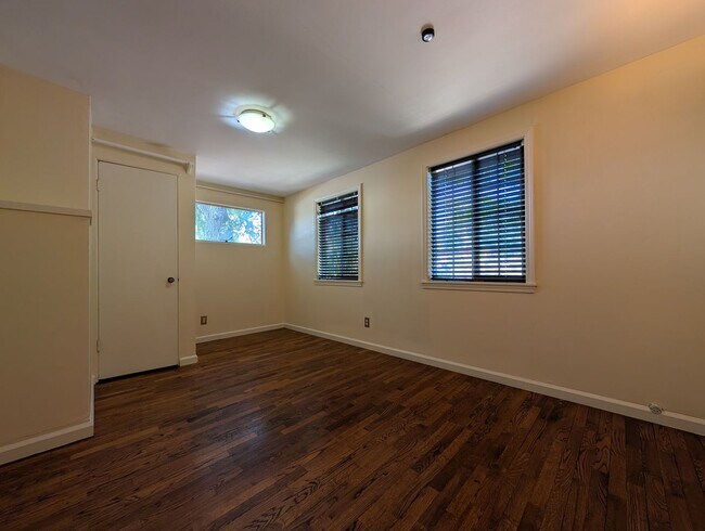 Building Photo - 890 E 29th Ave