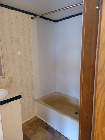 Building Photo - 413 Miller St