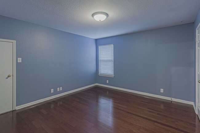 Building Photo - $300 OFF 1ST MONTH RENT IF YOU MOVE IN WIT...