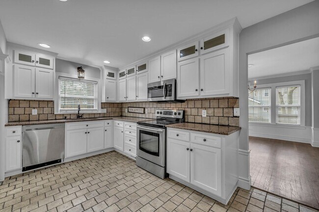 Building Photo - Gorgeous East Crestwood Home