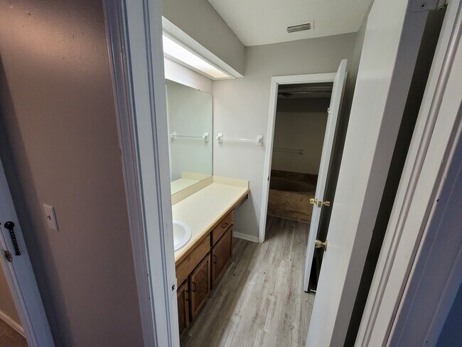 Building Photo - 5544 Cabot Dr N