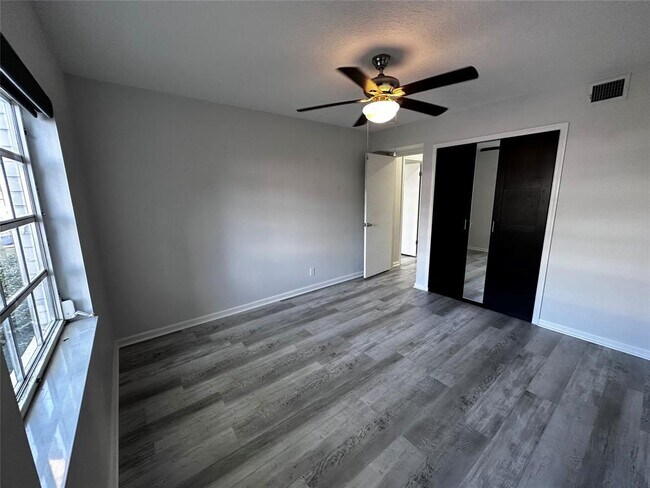 Building Photo - 6295 Bay Club Dr