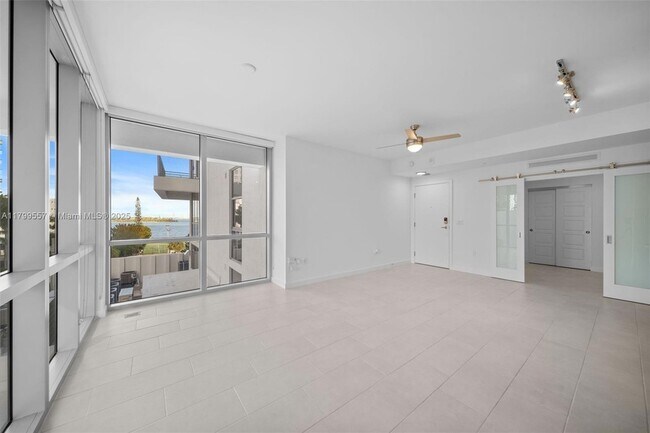 Building Photo - 2150 N Bayshore Dr