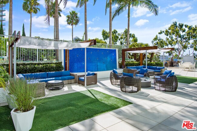 Building Photo - 13700 Marina Pointe Dr