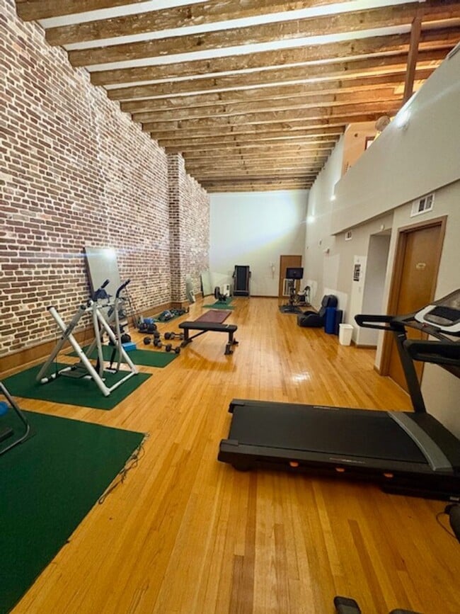 Building Photo - Historic Downtown Fully Furnished 2 Bedroom Condo