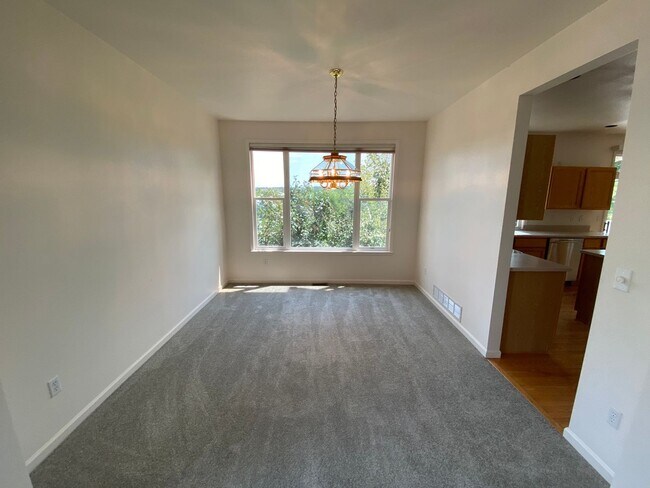 Building Photo - Great Highlands Ranch Home on the Golf Course!
