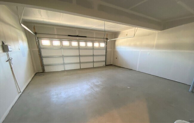Building Photo - Newer, Spacious 5 Bedroom 3 Bed House!