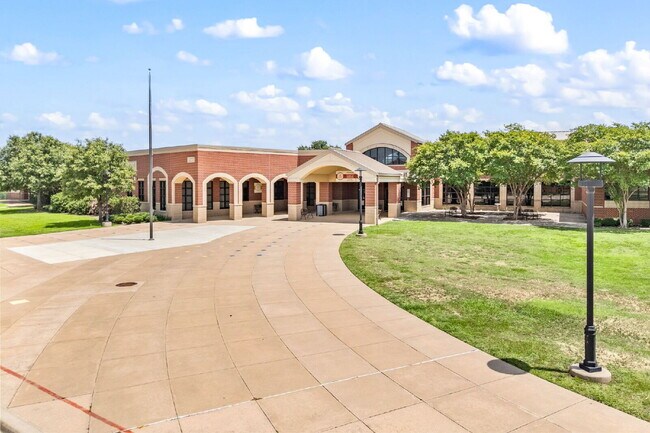 Building Photo - This one checks all the boxes—location, la...