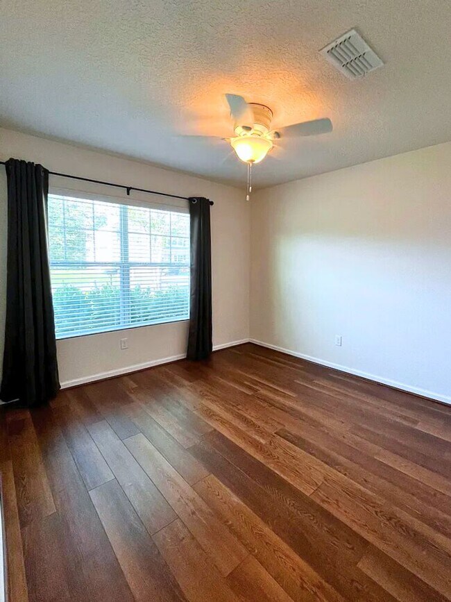 Building Photo - 4/2 with Community Amenities