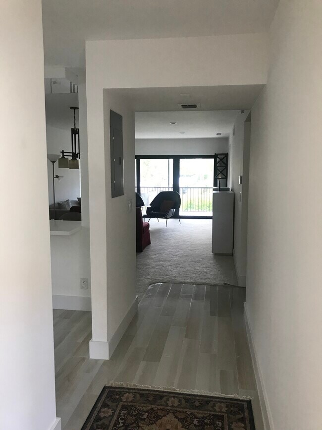 Hallway - 935 Sweetwater Ln