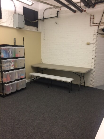 Building Photo - 16 River St