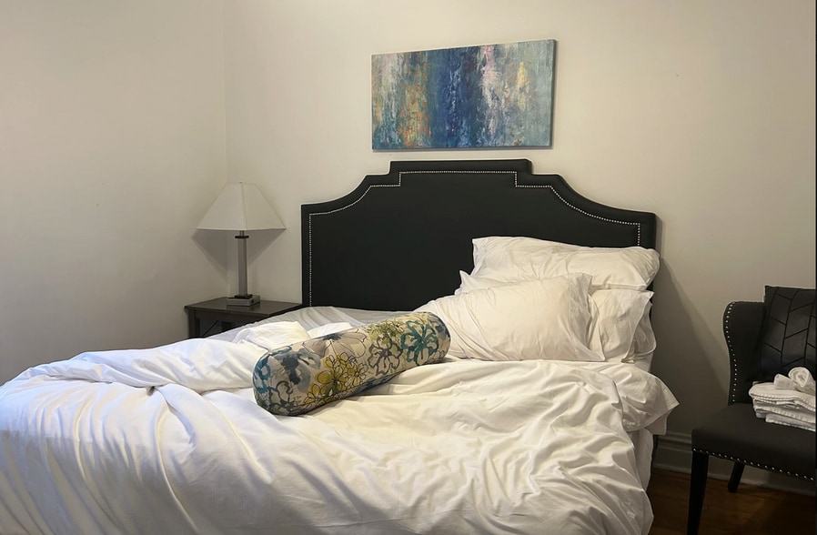 Building Photo - 1909 W Larchmont Ave